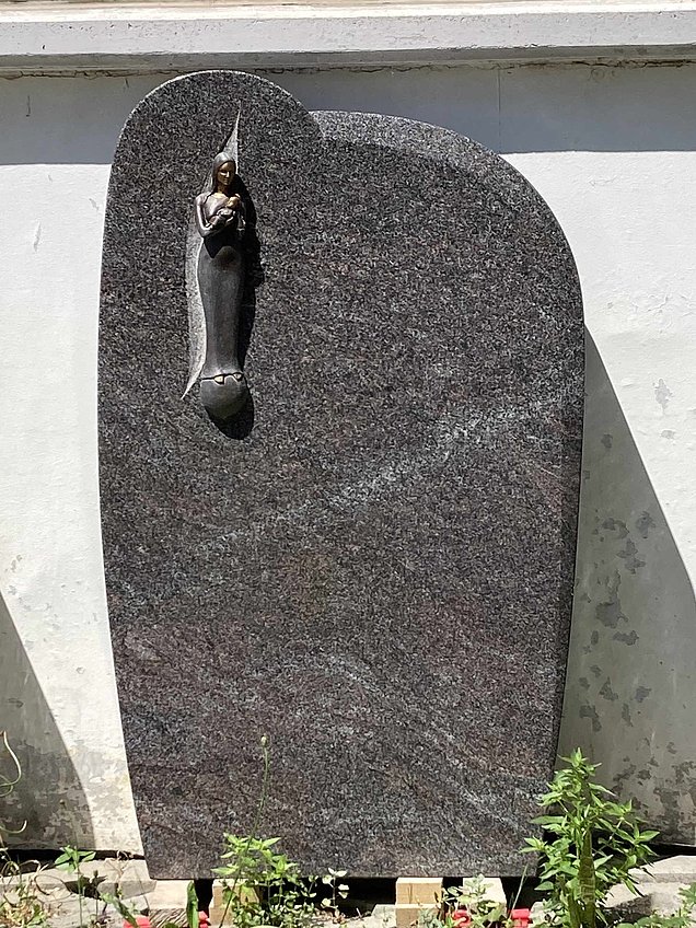 Schöne Steine Angebot Einzelgrabstein mit Madonna, Bronzeguss, Hartgestein poliert