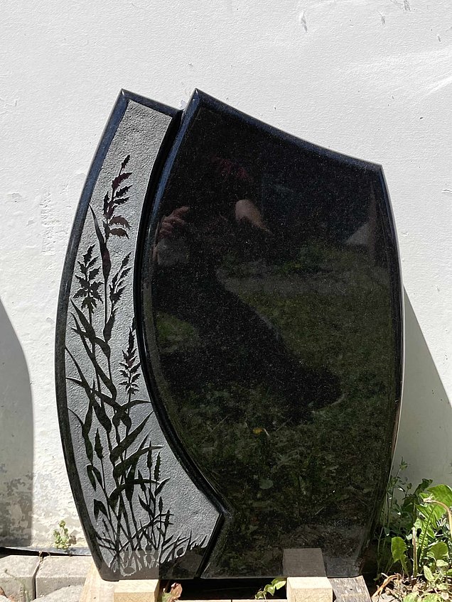 Schöne Steine Angebot Urnengrabstein "Gräser", Basalt poliert