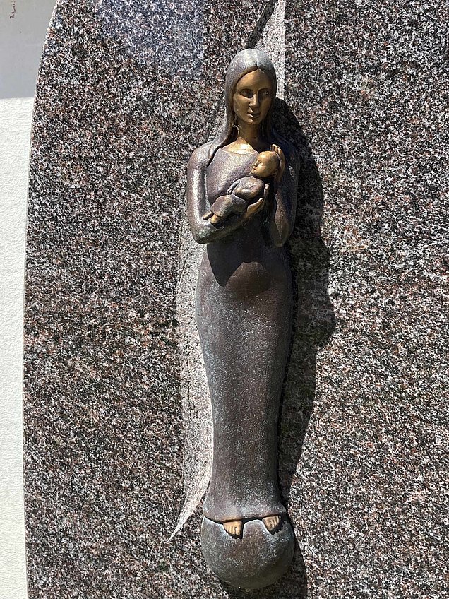 Schöne Steine Angebot Einzelgrabstein mit Madonna, Bronzeguss, Hartgestein poliert