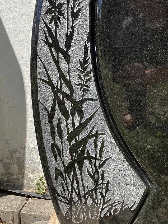 Schöne Steine Angebot Urnengrabstein "Gräser", Basalt poliert